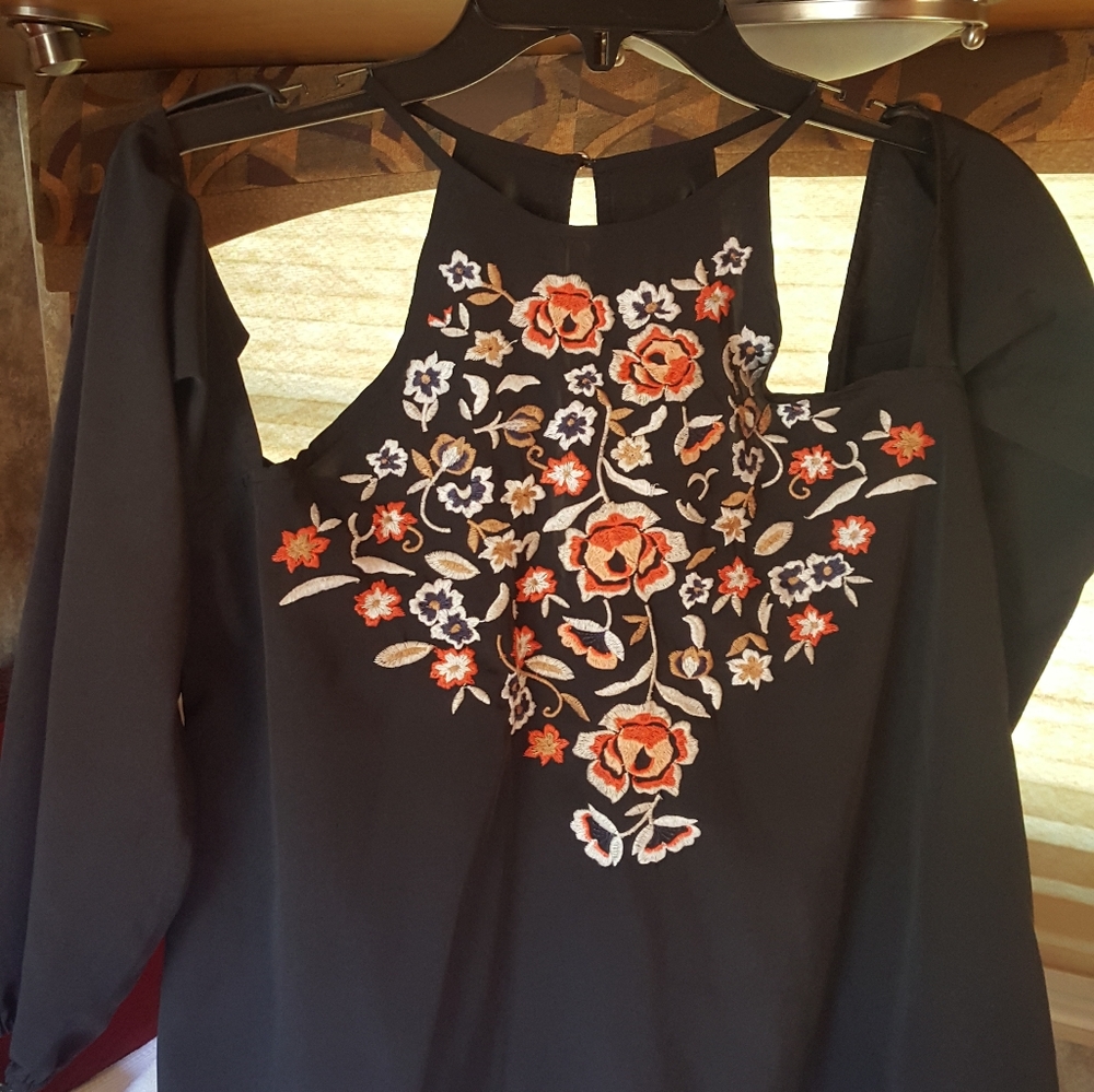 blouse - Picture 2 of 3